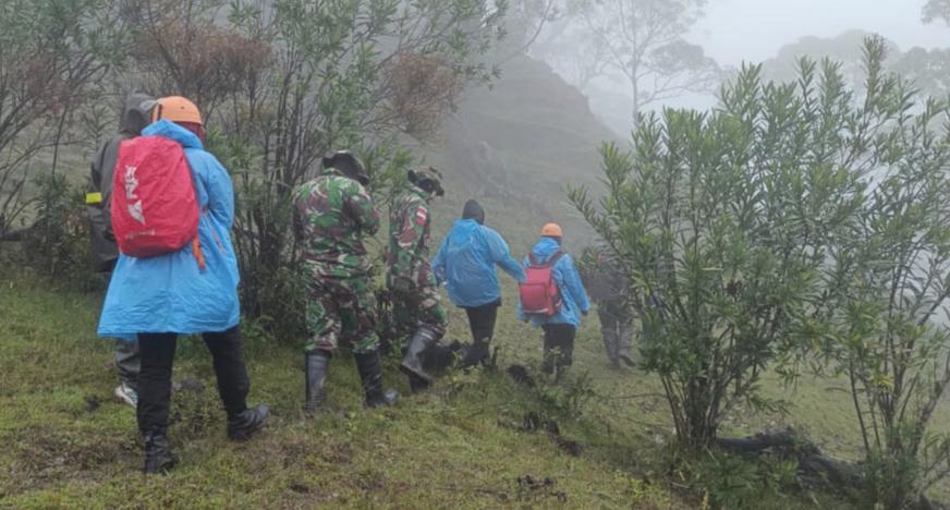 Dua Pendaki yang Tersesat di Gunung Babnain NTT Ditemukan Selamat