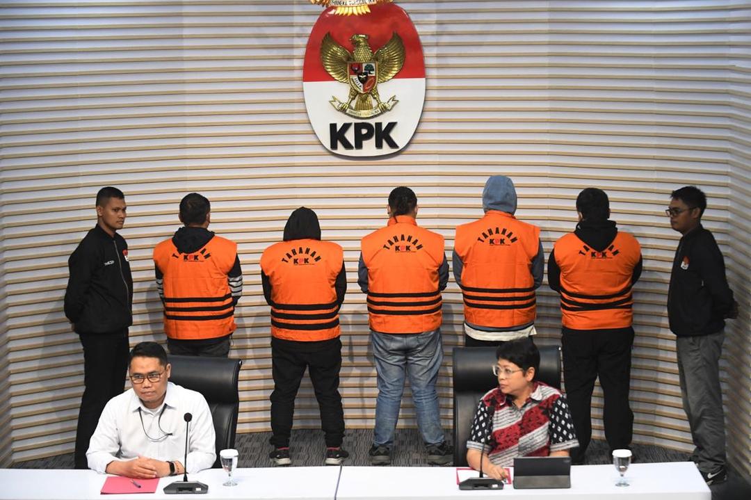 antarafoto-kpk-tahan-lima-tersangka-ott-korupsi-pembangunan-jalan-di-sumut-1751251778.jpg
