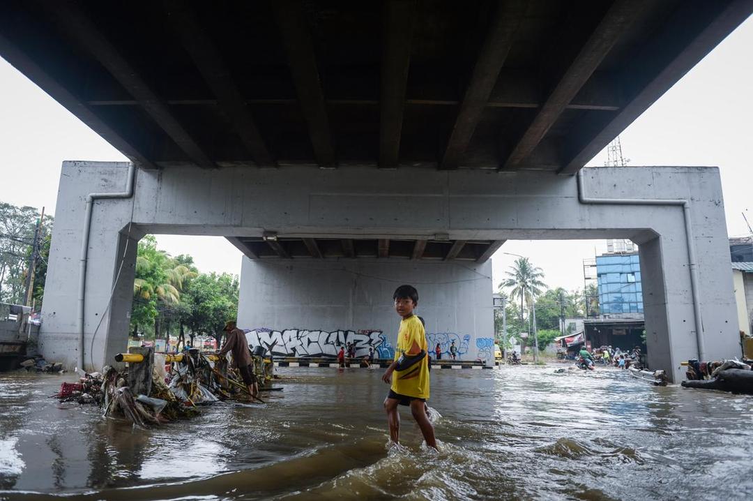 antarafoto-kolong-jalan-layang-cibodas-terendam-banjir-1751252240.jpg