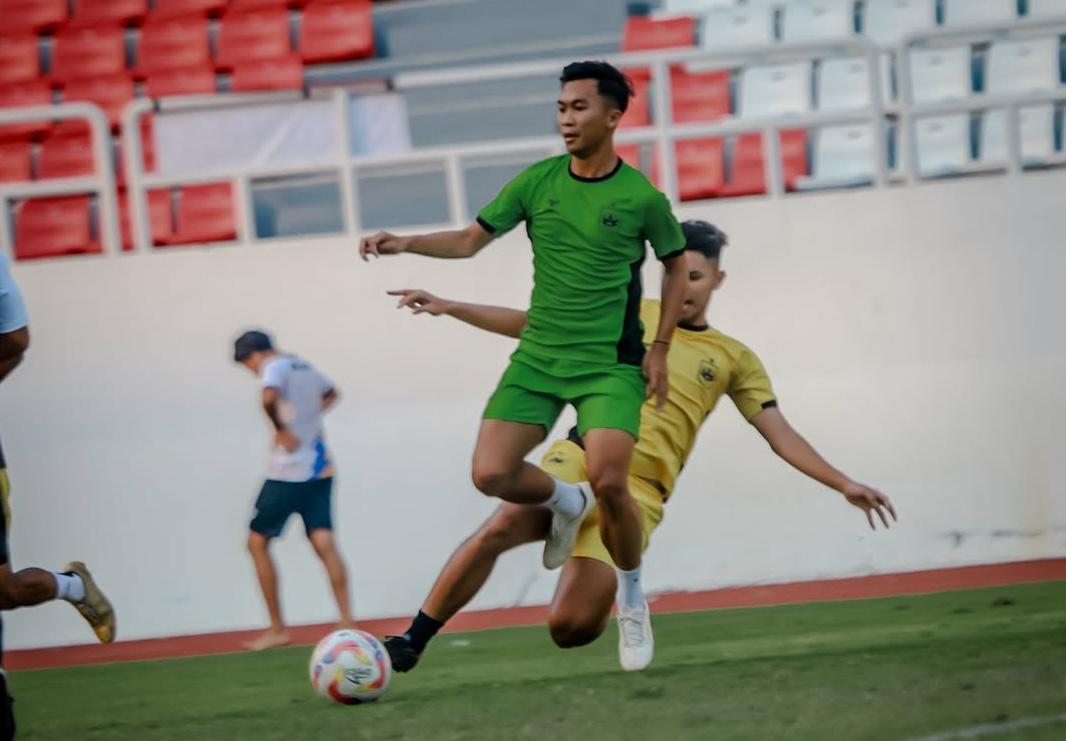 Latihan rutin PSIS Semarang dimulai hari ini. ✨Selama sepekan kedepan Coach Kahudi bersama tim pelatih akan memantau pemain lewat latihan untuk membentuk kerangka tim salah satunya lewat seleksi pemain. Terus dukung PSIS Semarang! Aku (1).jpg