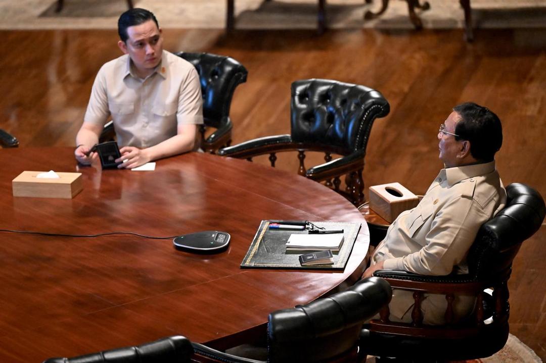 Malam-malam, Prabowo Ditemani Rizky Irmansyah Ratas Virtual