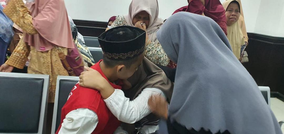 3 Terdakwa Pembakaran Kandang Ayam Divonis 1 Tahun, Tangis Pecah