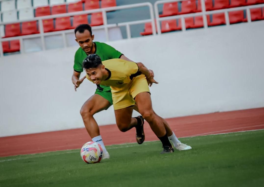 Latihan rutin PSIS Semarang dimulai hari ini. ✨Selama sepekan kedepan Coach Kahudi bersama tim pelatih akan memantau pemain lewat latihan untuk membentuk kerangka tim salah satunya lewat seleksi pemain. Terus dukung PSIS Semarang! Aku (3).jpg