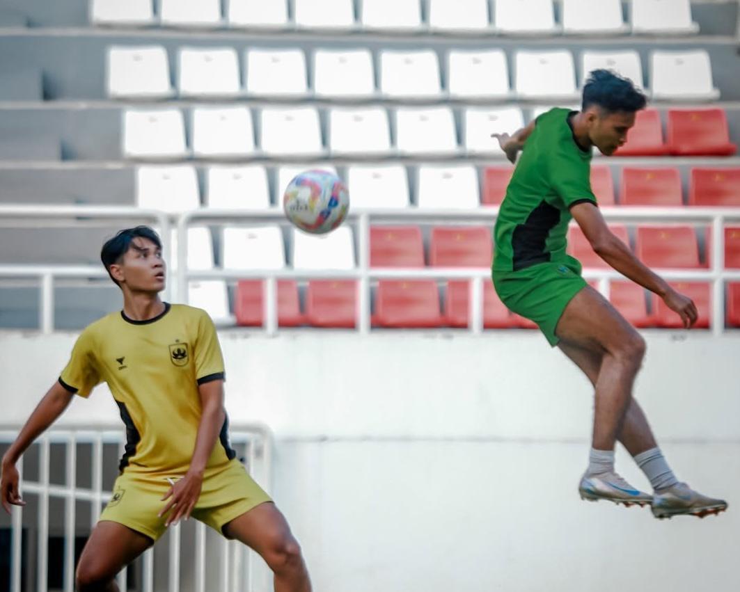Latihan rutin PSIS Semarang dimulai hari ini. ✨Selama sepekan kedepan Coach Kahudi bersama tim pelatih akan memantau pemain lewat latihan untuk membentuk kerangka tim salah satunya lewat seleksi pemain. Terus dukung PSIS Semarang! Aku (4).jpg