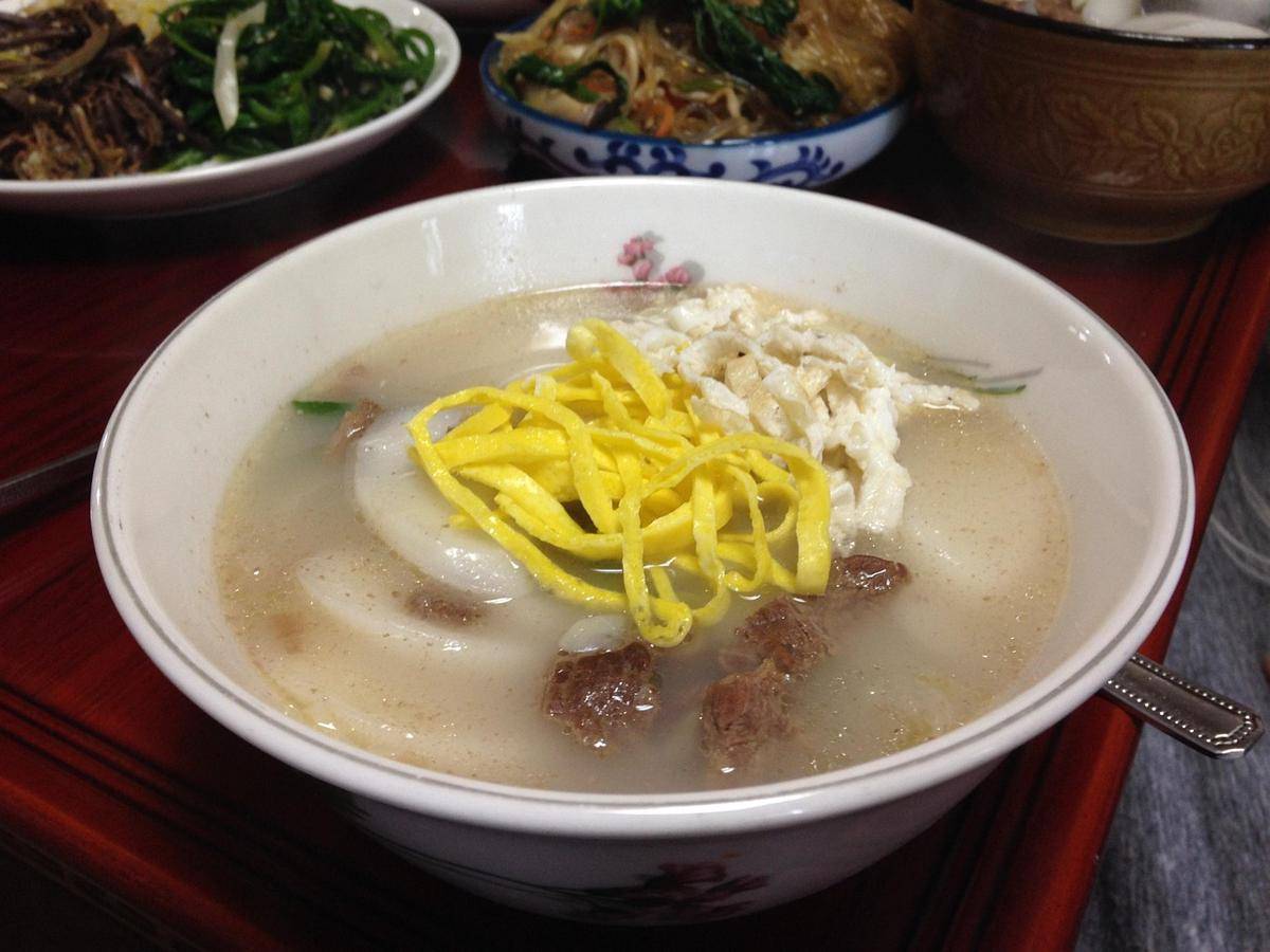 5 Tips Membuat Tteokguk Gurih dan Lembut seperti Masakan Ibu Korea