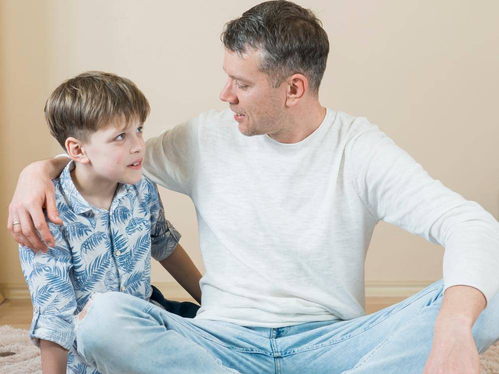 ilustrasi orang tua dengan anak (freepik.com/freepik)