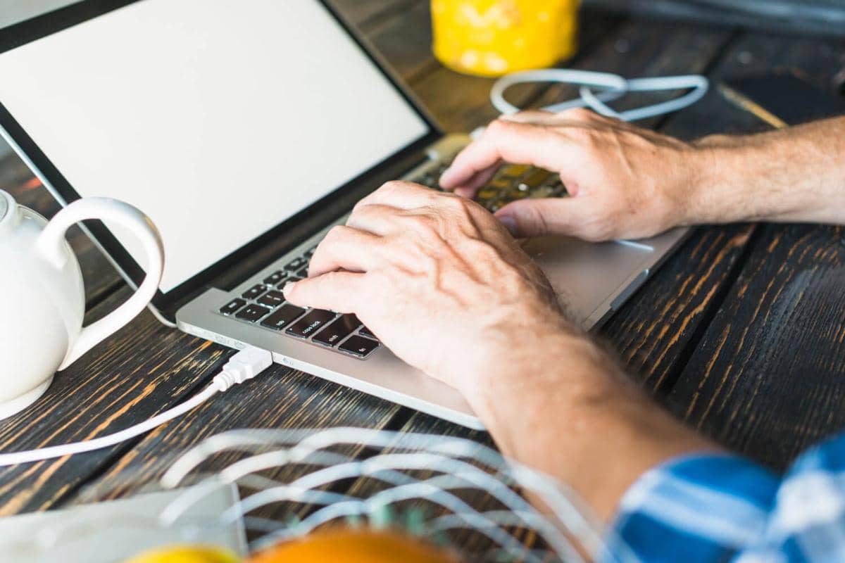 ilustrasi charging laptop (freepik.com/freepik)