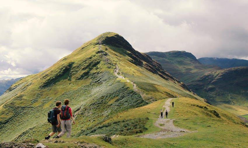 ilustrasi mendaki gunung bersama teman (pexels.com/Rachel-Vine)