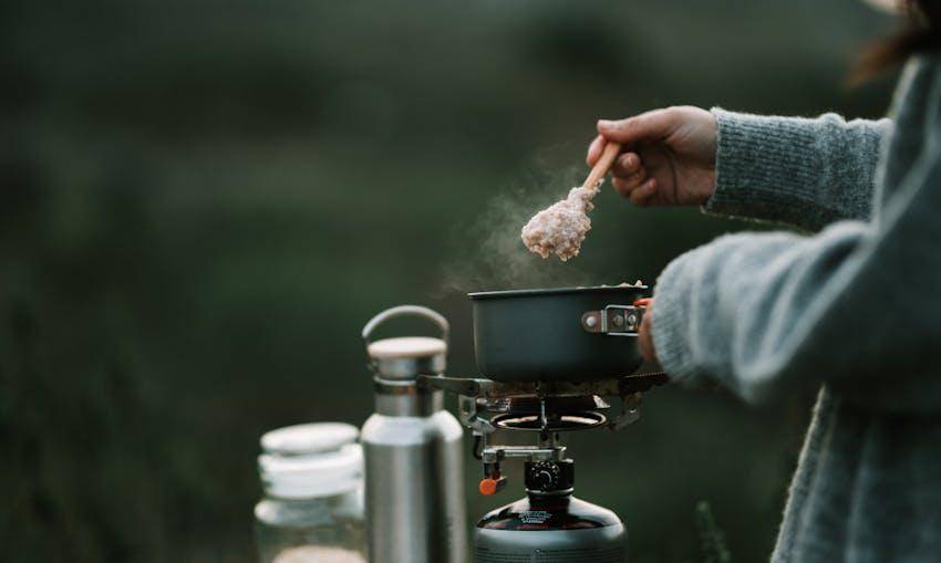 ilustrasi masak di gunung (pexels.com/Taryn-Elliott)