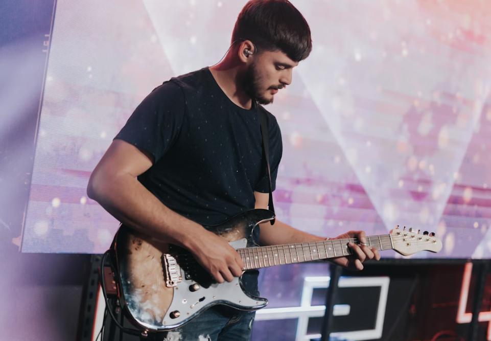 4 Perbedaan Fingerstyle dan Strumming, Teknik Penting untuk Gitaris
