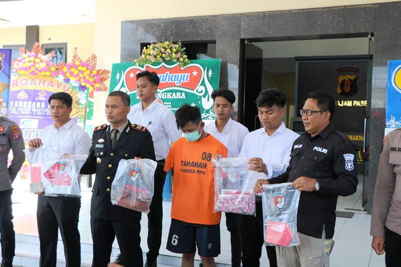 AKP Dian Kusnawan menujuk barang bukti beserta RNF tersangka pembunuh PSK Open BO di IKN Sepaku (IDN Times/Ervan)
