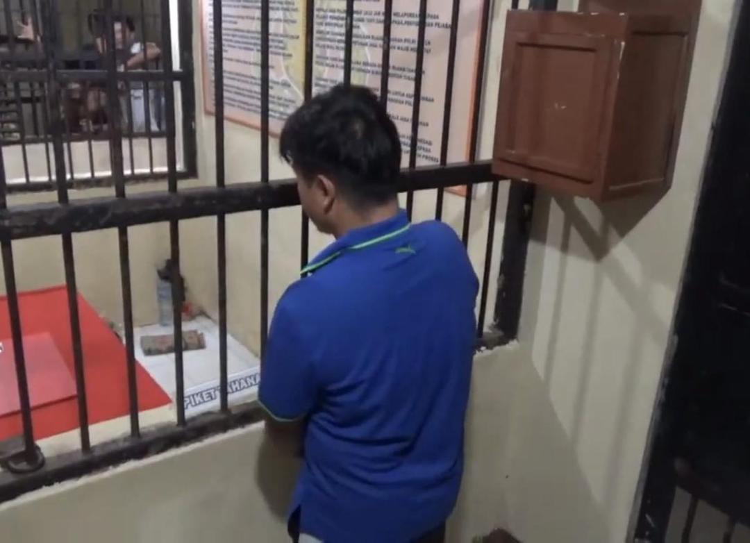 Pria yang membacok juru parkir di Makassar akhirnya ditangkap polisi, Selasa (1/7/2025)/Istimewa