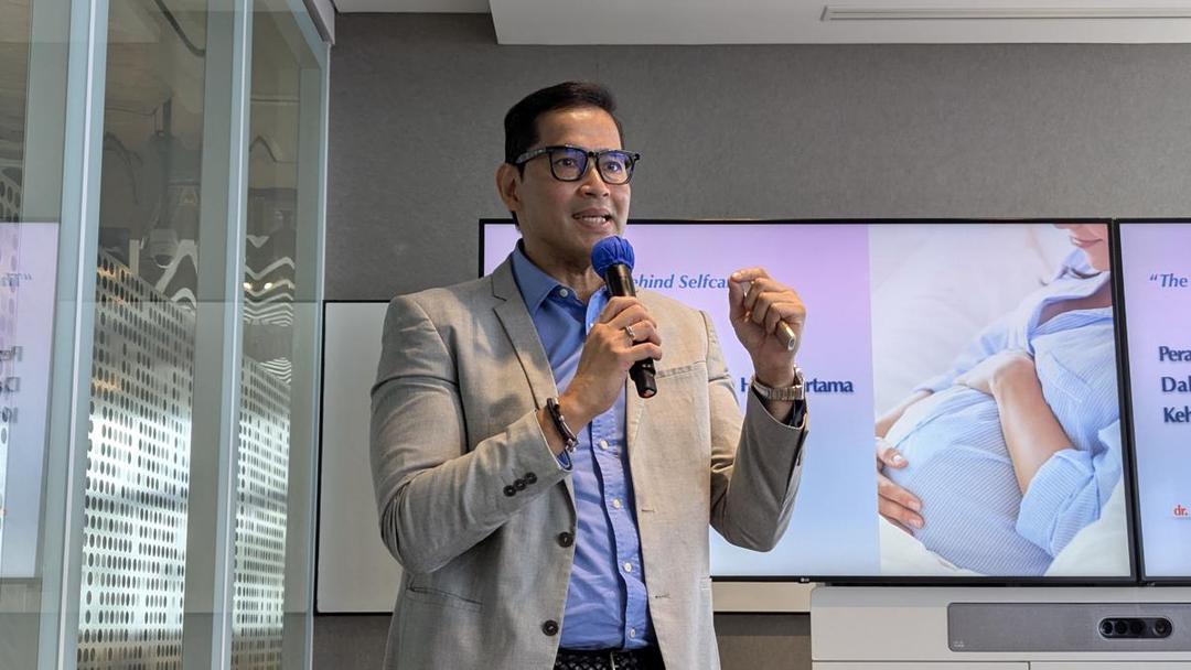 Dokter spesialis kebidanan, konsultan fertilitas & reproduksi, dr. Boy Abidin, Sp.OG (K) dalam acara "The Science Behind: Self Care" di Jakarta, pada Selasa (1/07/2025) (IDN Times/Misrohatun)