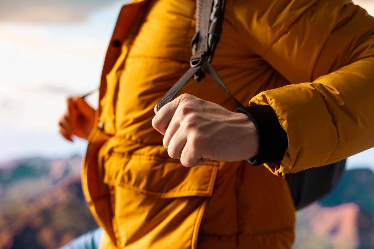 Ilustrasi jaket mendaki gunung (freepik.com/DC Studio)