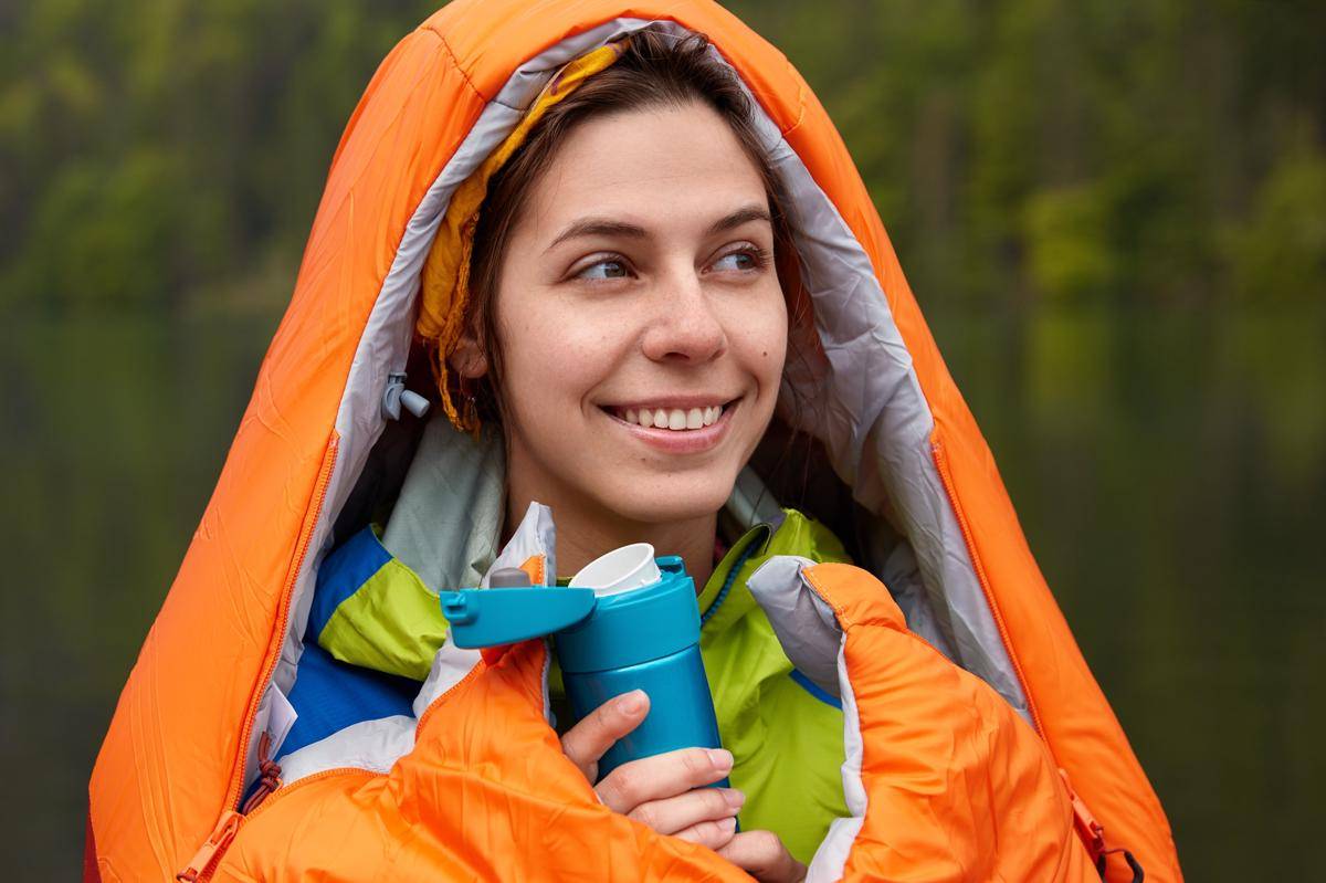 Ilustrasi wanita memakai sleeping bag (freepik.com/wayhomestudio)