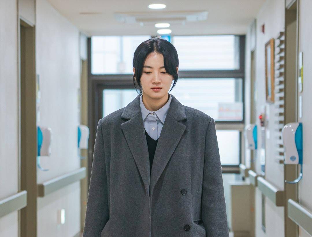 still cut drama Korea Hunter With A Scalpel (instagram.com/xplusu.series)