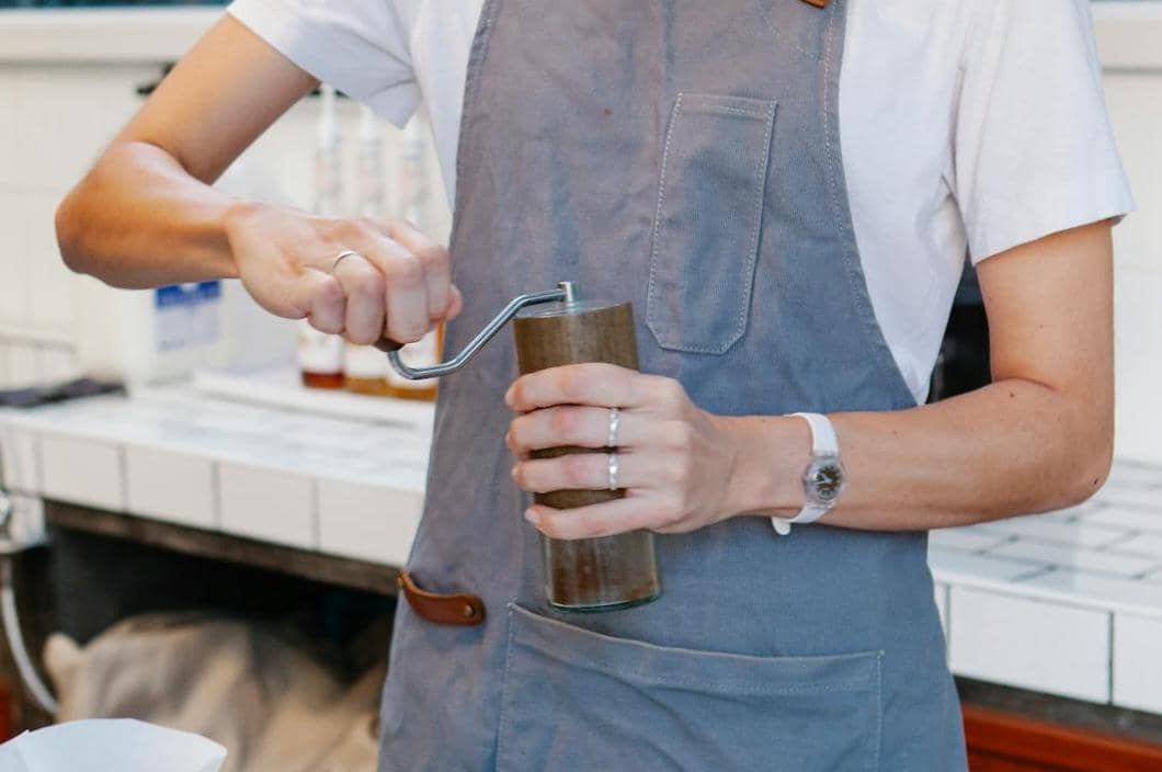 Ilustrasi menggunakan grinder