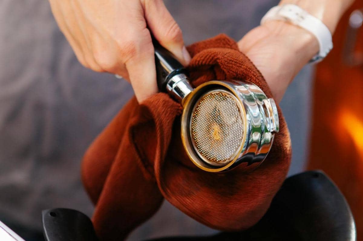 Ilustrasi membersihkan alat menyeduh kopi