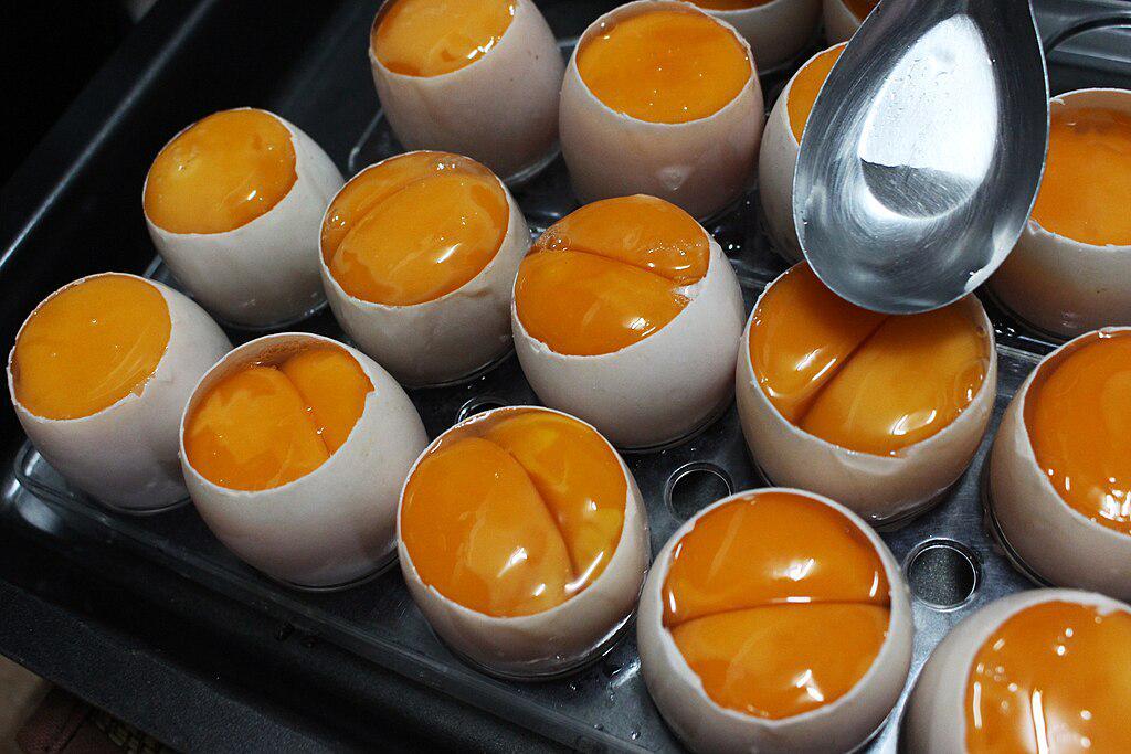 Mengenal Khai Krop, Telur Asin Khas Thailand yang Unik 