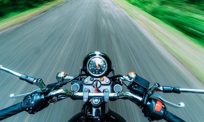 ilustrasi mengendarai motor (pexels.com/Kelly)