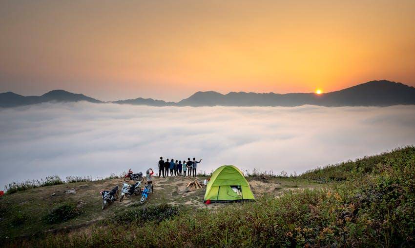 ilustrasi sunset di gunung