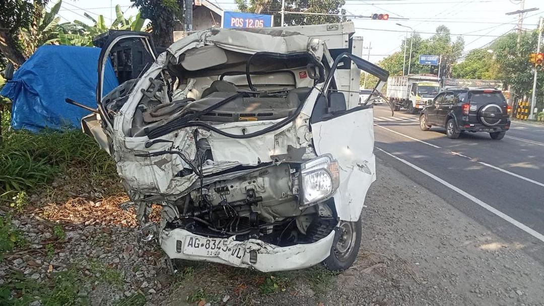 Sopir Boks Tewas Tabrak Truk Tebu di Depan Pabrik Gula Pagotan Madiun