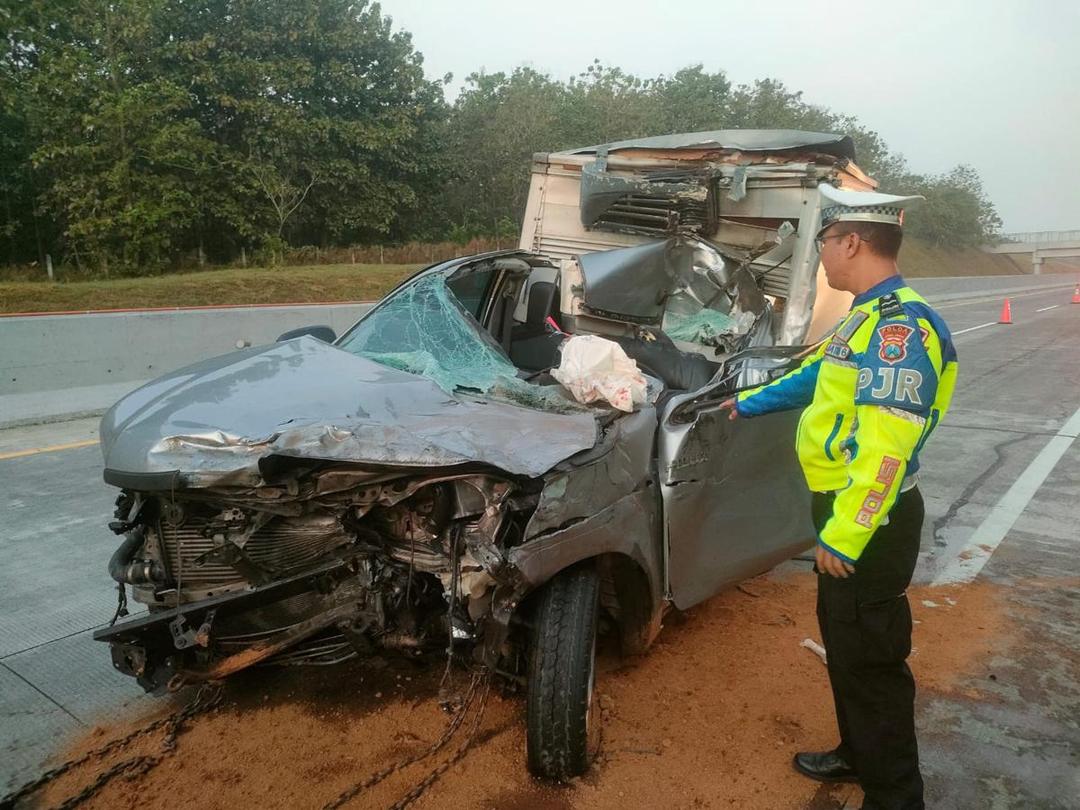 Mobil Boks Tabrak Bokong Fuso di Tol Madiun, 1 Orang Tewas