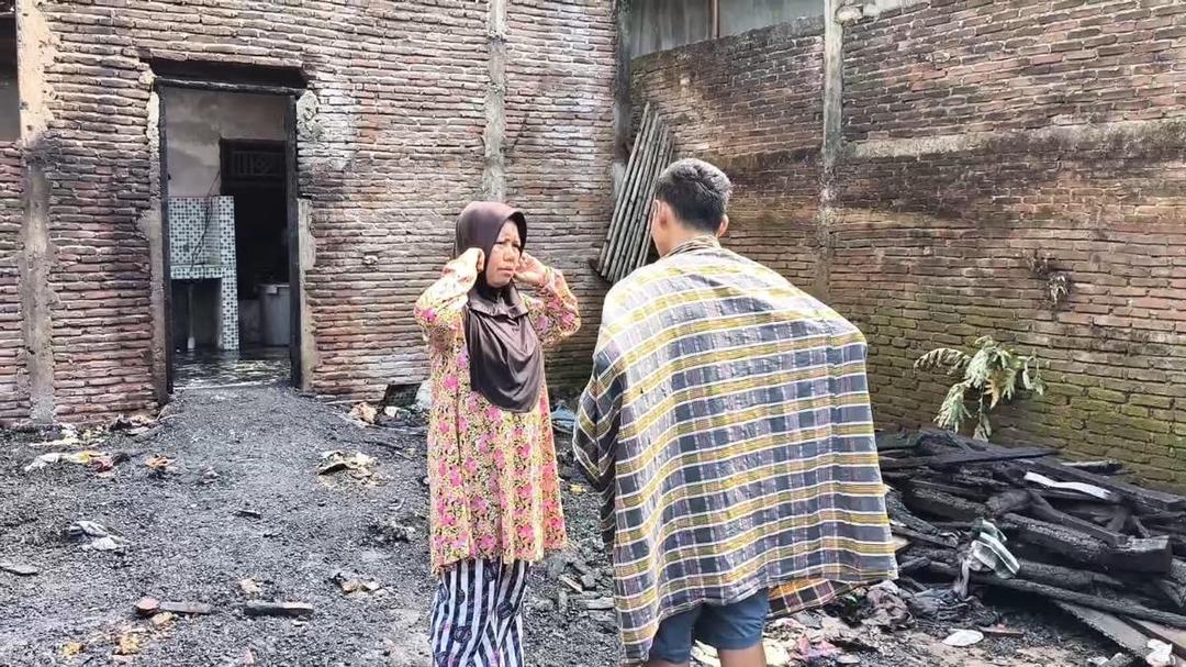 Mangka dan ibunya berada di tengah puing-puing kebakaran/Istimewa
