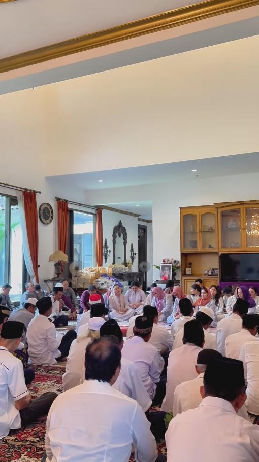 1.000 hari meninggalnya ibunda Mayangsari (Instagram.com/mayangsari_official)
