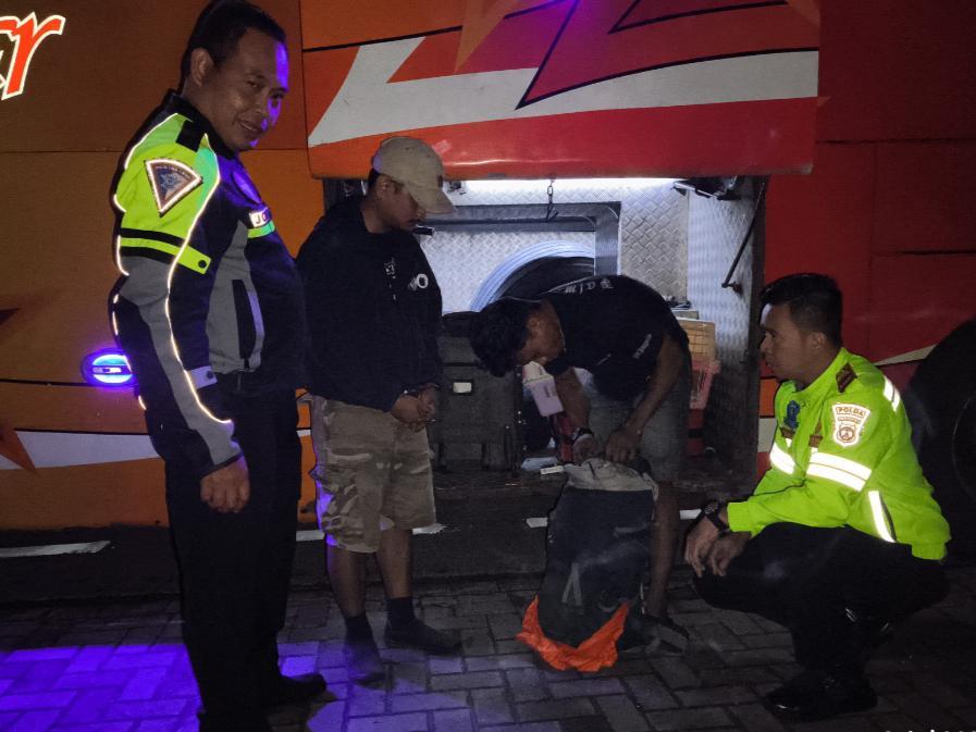 PJR Polda Lampung Ungkap Penyelundupan 4 Kg Ganja di Bus