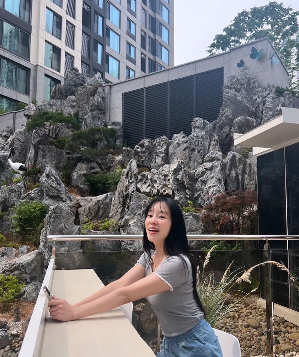 Lee Seo Yi (instagram.com/esoe242)