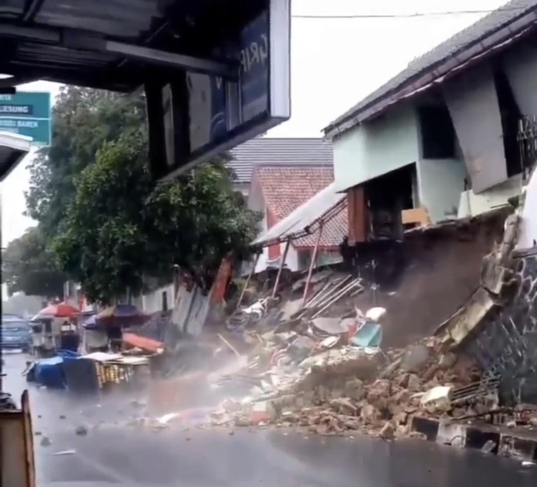Pagar SDN 3 Pandeglang Ambruk, Timpa Gerobak dan 2 Sepeda Motor