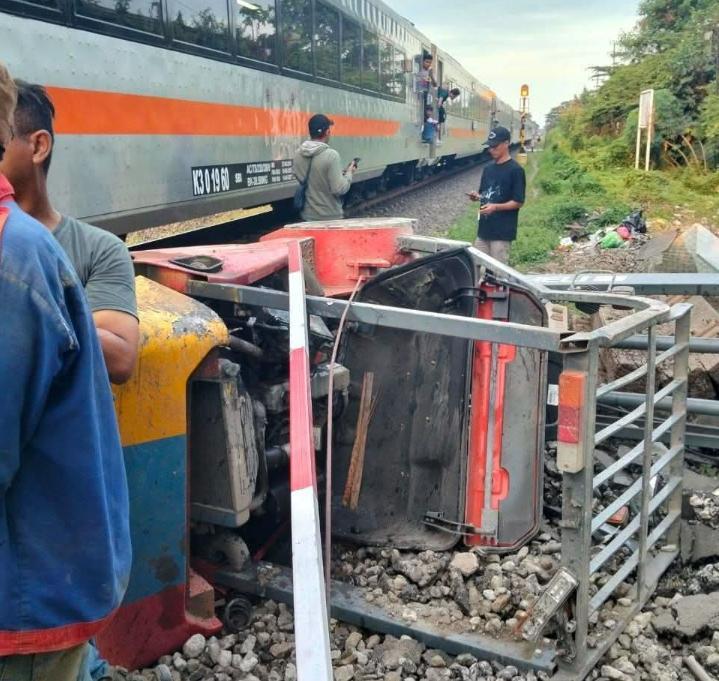 Kereta Api Tabrak Forklift di Perlintasan Jalan Buntaran Surabaya