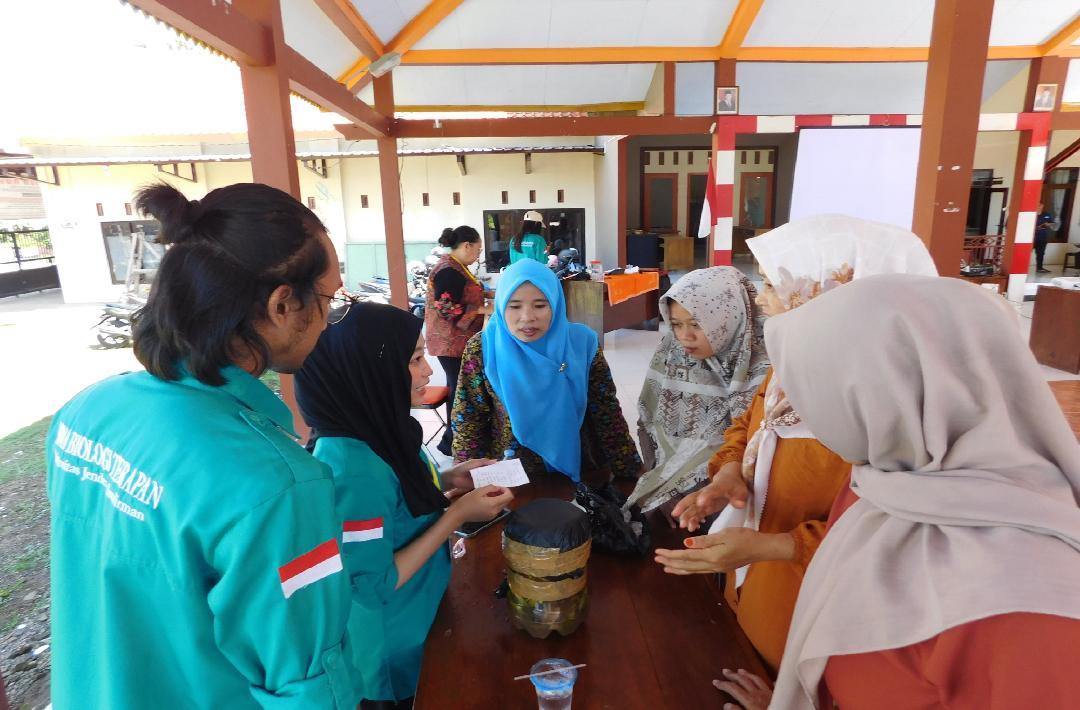Cara Mahasiswa Unsoed Berdayakan Emak-emak Olah Sampah jadi Ecoenzim