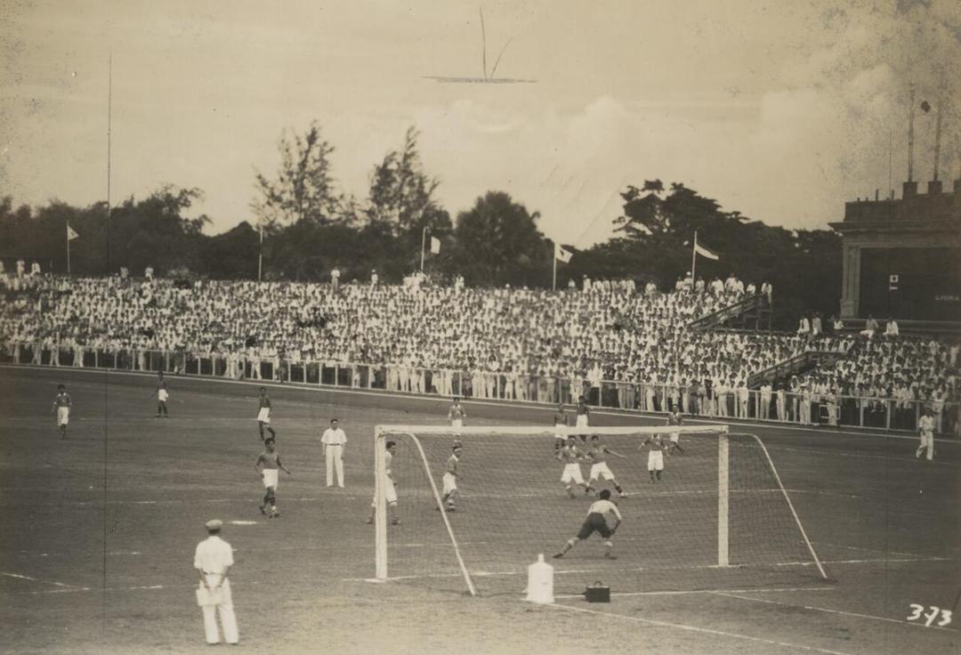Een_aanval_op_het_Japanse_doel_tijdens_de_voetbalwedstrijd_tussen_Japan_en_Java,_uiteindelijk_gewonnen_met_1-7_te_Manilla,_KITLV_116918.tiff.jpg