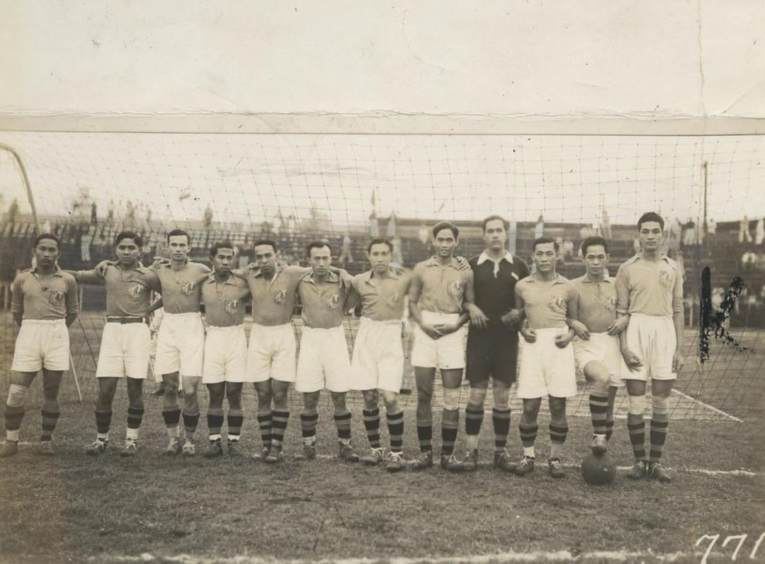 Het_Nederlands-Indische_voetbal_elftal_op_het_grasveld_te_Manilla,_KITLV_116917.tiff.jpg