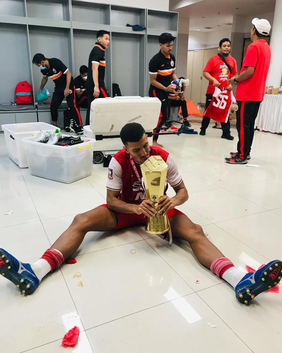 Selamat ulang tahun @persija yg ke 93 !👆🏽❤️🎊.jpg