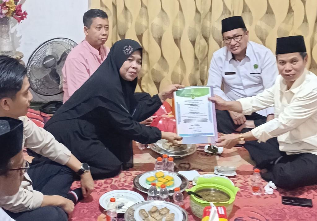 Jemaah Wafat Dibadalkan, Kemenag Serahkan Sertifikat ke Keluarga