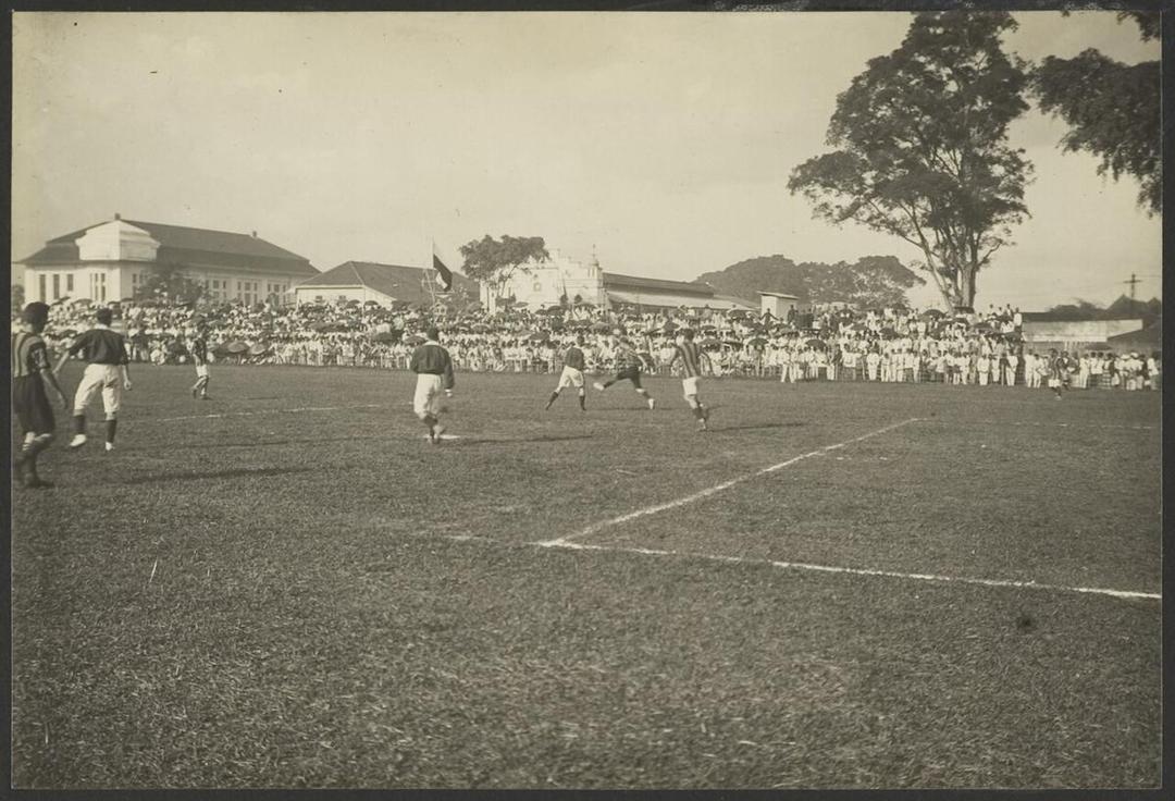 KITLV_A253_-_Voetbalwedstrijd_te_Bandoeng,_KITLV_13531.tiff.jpg
