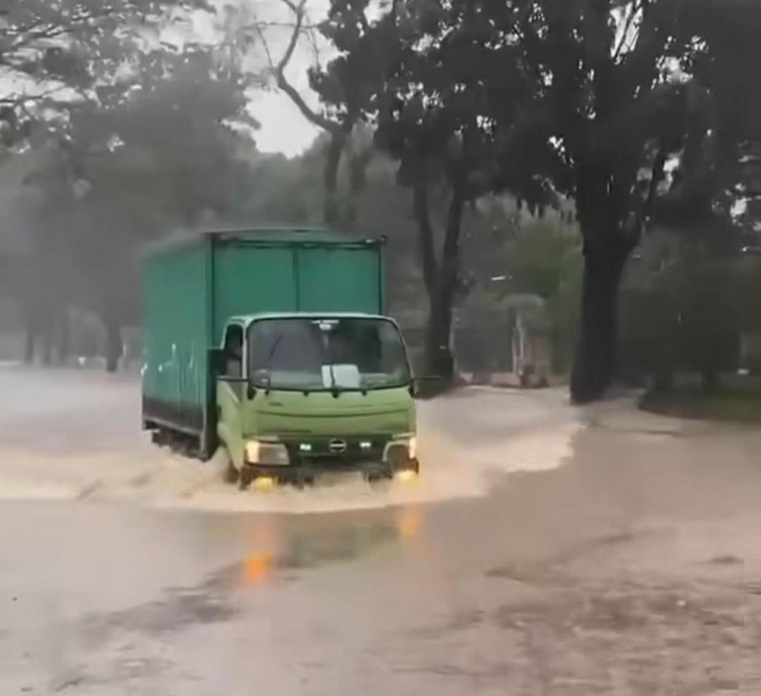 Jalan Sekitar Taman Kota 1 Tangsel Banjir!