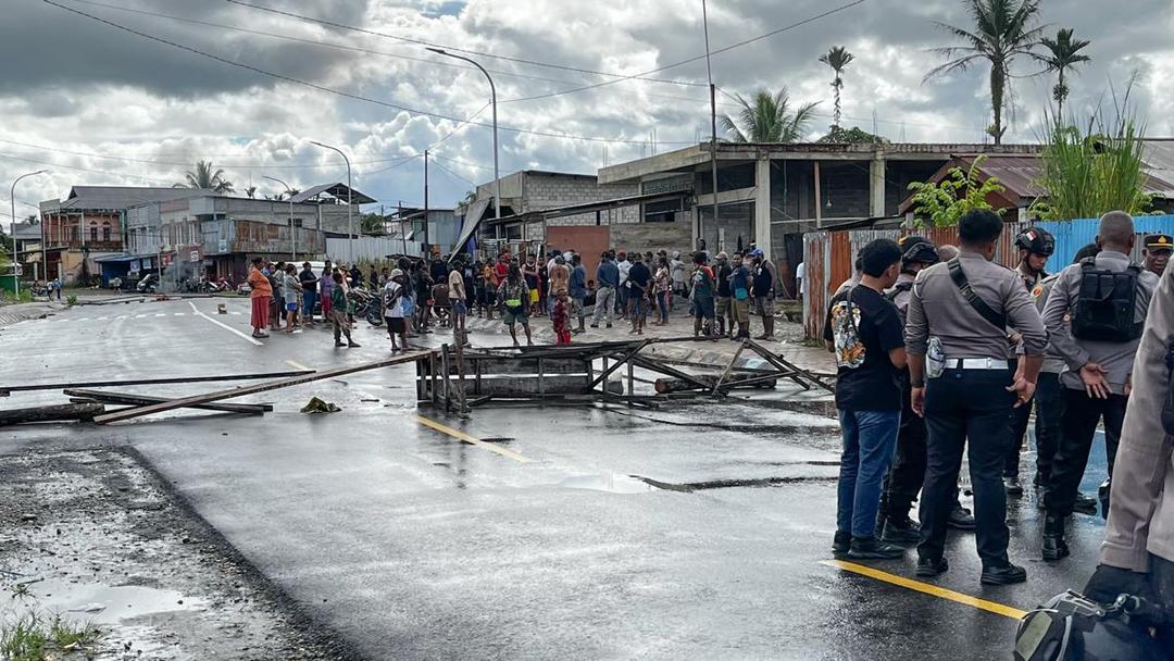 Kisruh Kecelakaan di Mimika: Keluarga Korban Palang Jalan, Tuntut Rp1 M