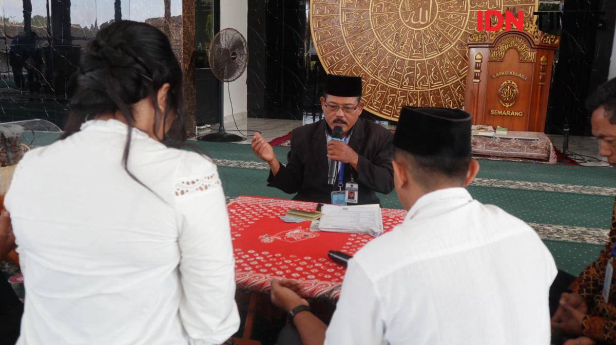 Penghulu saat menikahkan pasangan pengantin
