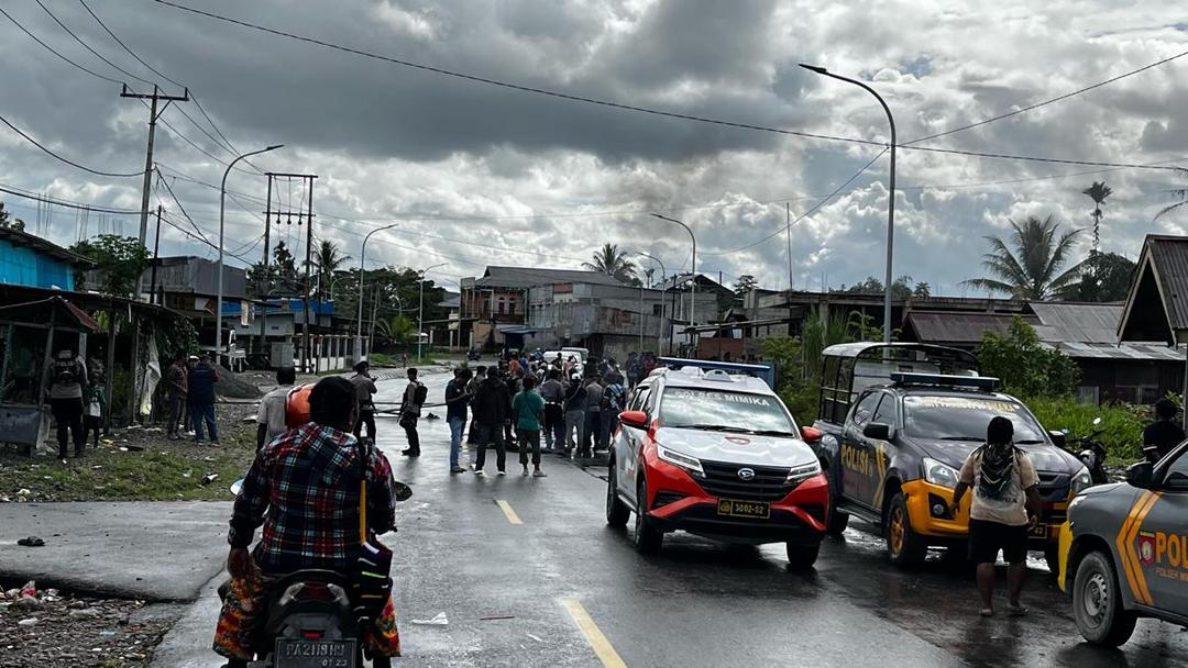 Keluarga korban lakalantas melakukan aksi pemalangan jalan di depan rumah, Jalan C. Heatubun, Mimika, Rabu (2/7) siang. (IDN Times/Endy Langobelen)