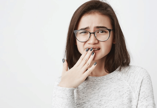 Alasan Kenapa Sering Menggigit Bibir saat Gugup? Ini Faktanya