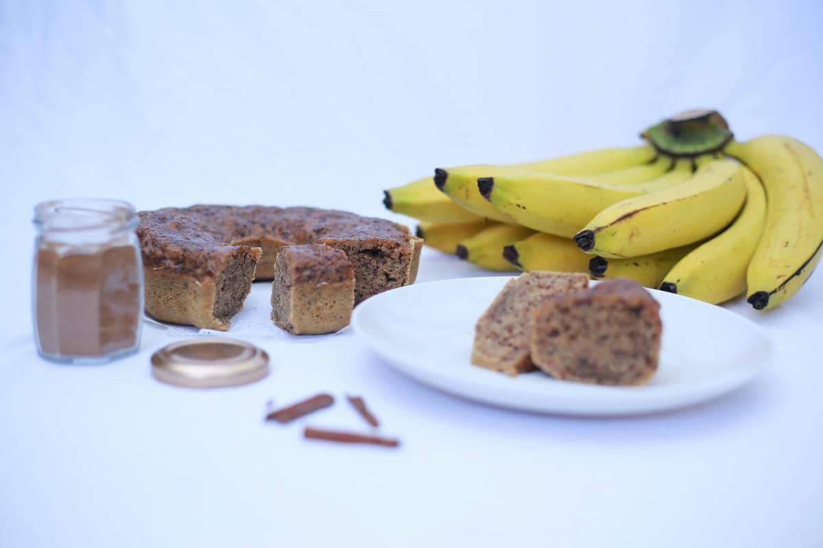 Tips Buat Bolu Pisang Tidak Bantat. (https://unsplash.com/photos/a-white-plate-topped-with-slices-of-cake-next-to-bananas-CAMQpsr8GuI)