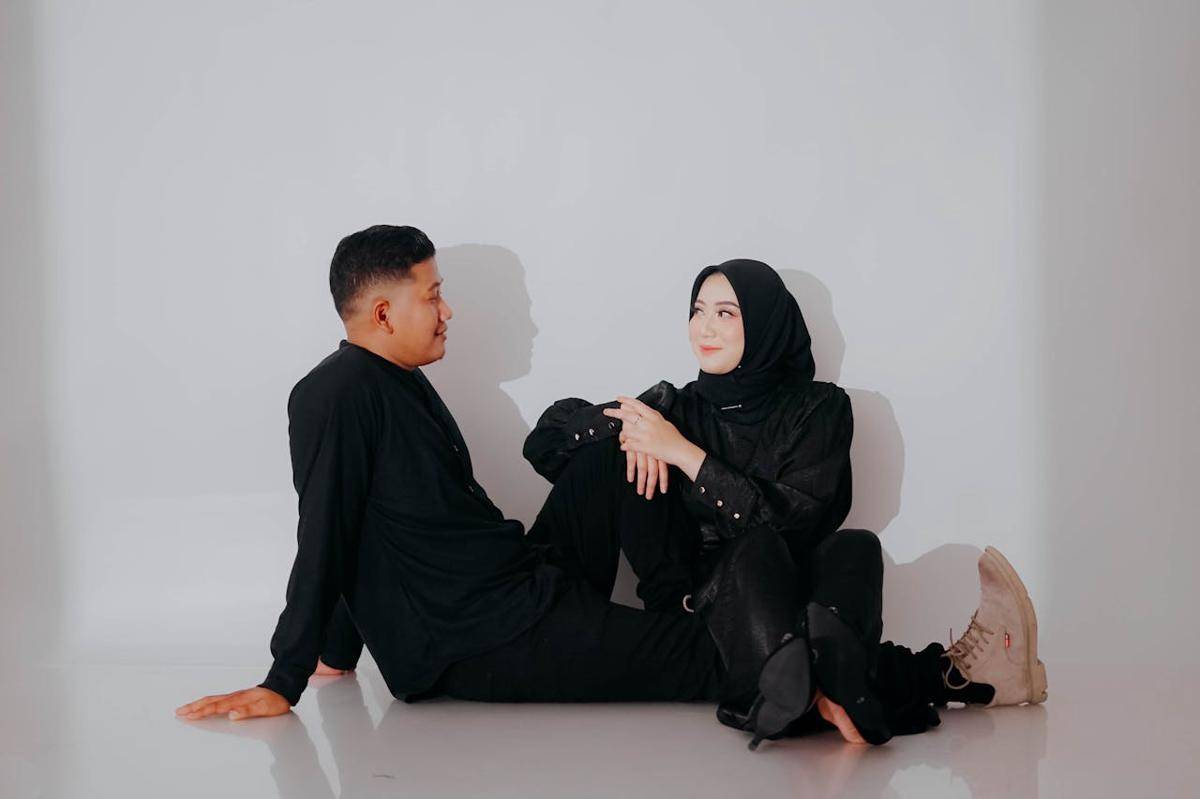 ilustrasi pasangan di studio foto