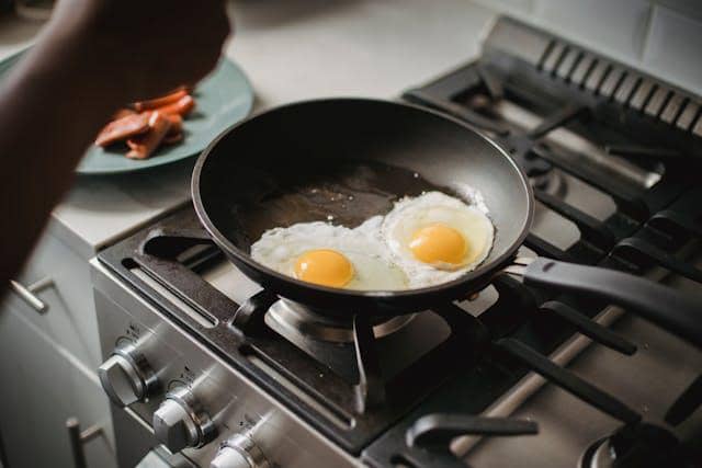 ilustrasi memasak telur ceplok (pexels.com/Ketut Subiyanto)