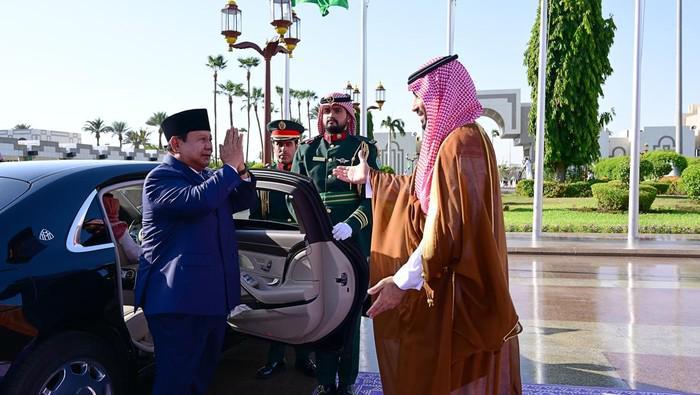 momen-hangat-prabowo-disambut-pangeran-mbs-1751512325414_169.jpeg