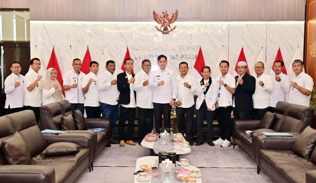 Bupati Lampung Selatan, Radityo Egi Pratama Menerima Audiensi Pengurus DEKOPIN di Ruang Kerja Bupati