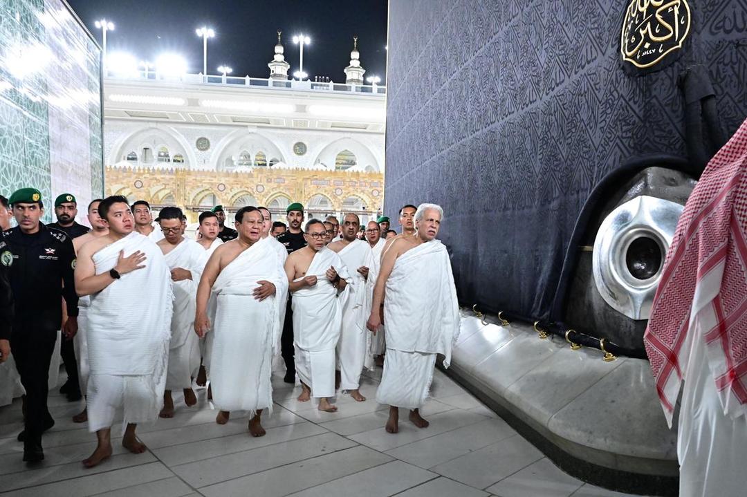 Ditemani Teddy, Prabowo Laksanakan Umrah dan Masuk ke Dalam Kakbah